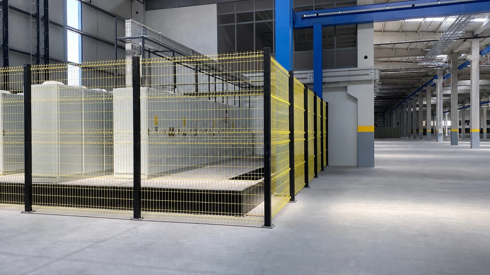 Fabrika içinde tamamlanan endüstriyel panel güvenlik çiti uygulaması